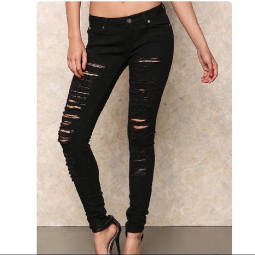 ✨LAST ONE✨Black best fitted shredded jeans - Picture 2 of 3